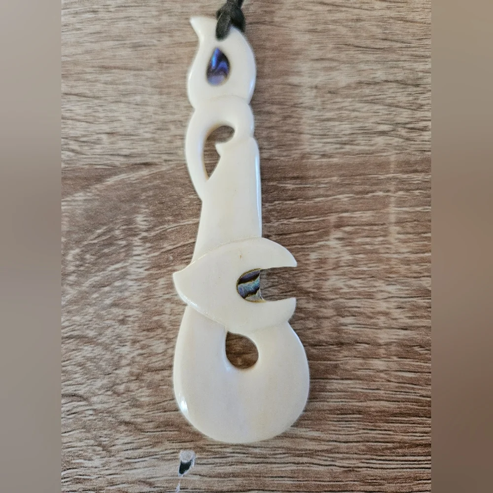 Polynesian Hand Carved Bone Fish and Abalone With Black Leather Chain - Picture 6 of 7